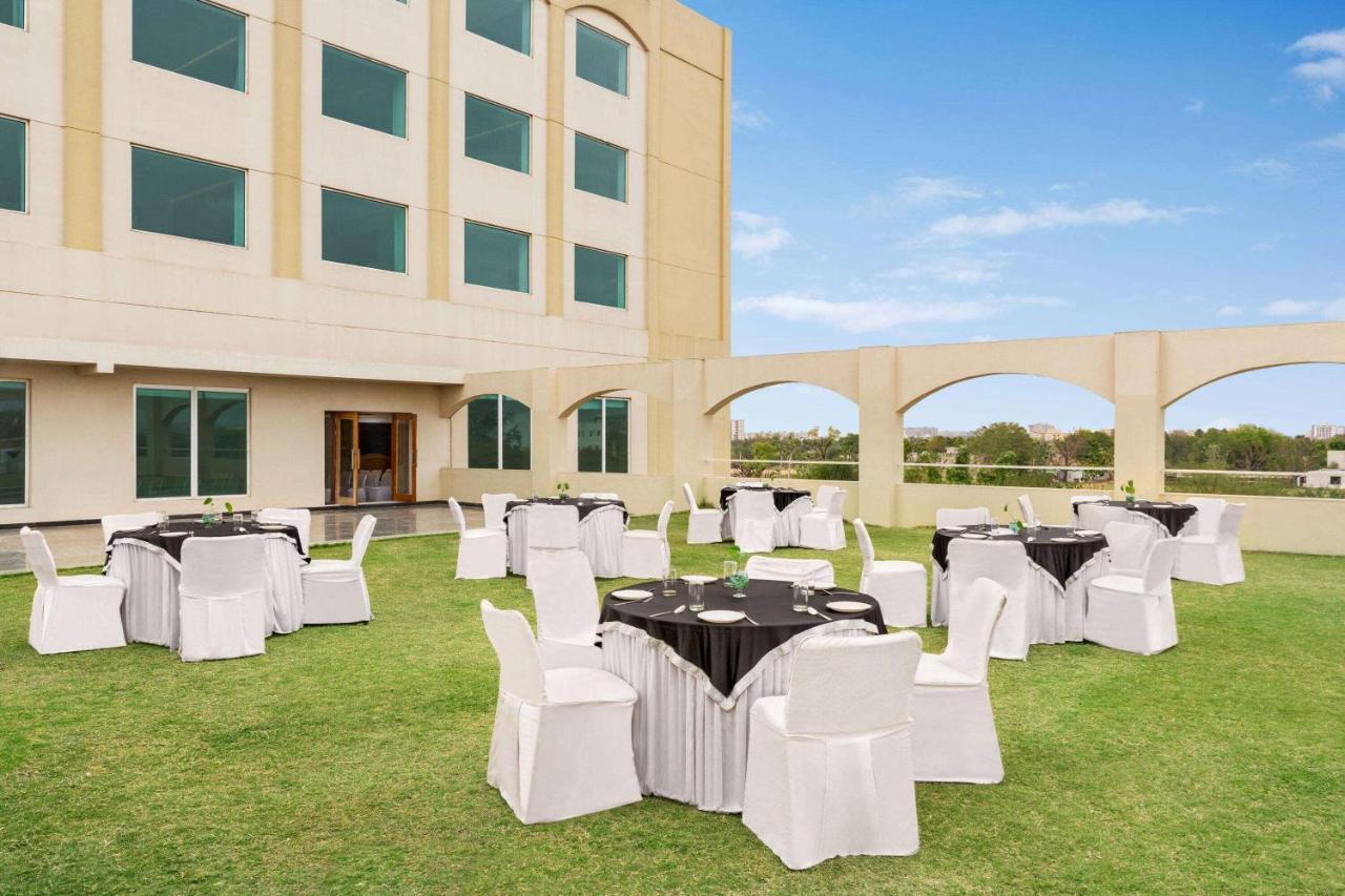 Hotel Ramada By Wyndham Jaipur Jaisinghpura Zewnętrze zdjęcie
